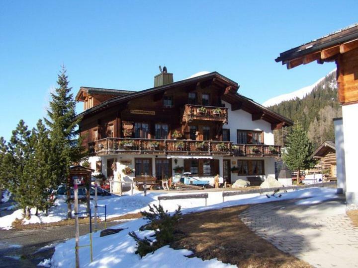 B&B Stiffler-Huus Davos Bagian luar foto